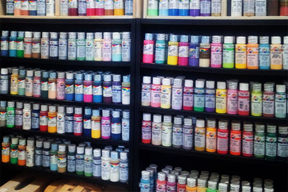 トールペイントの白木や筆、絵の具もご用意があります。特にセラムコートに関しては全色取り揃えております。